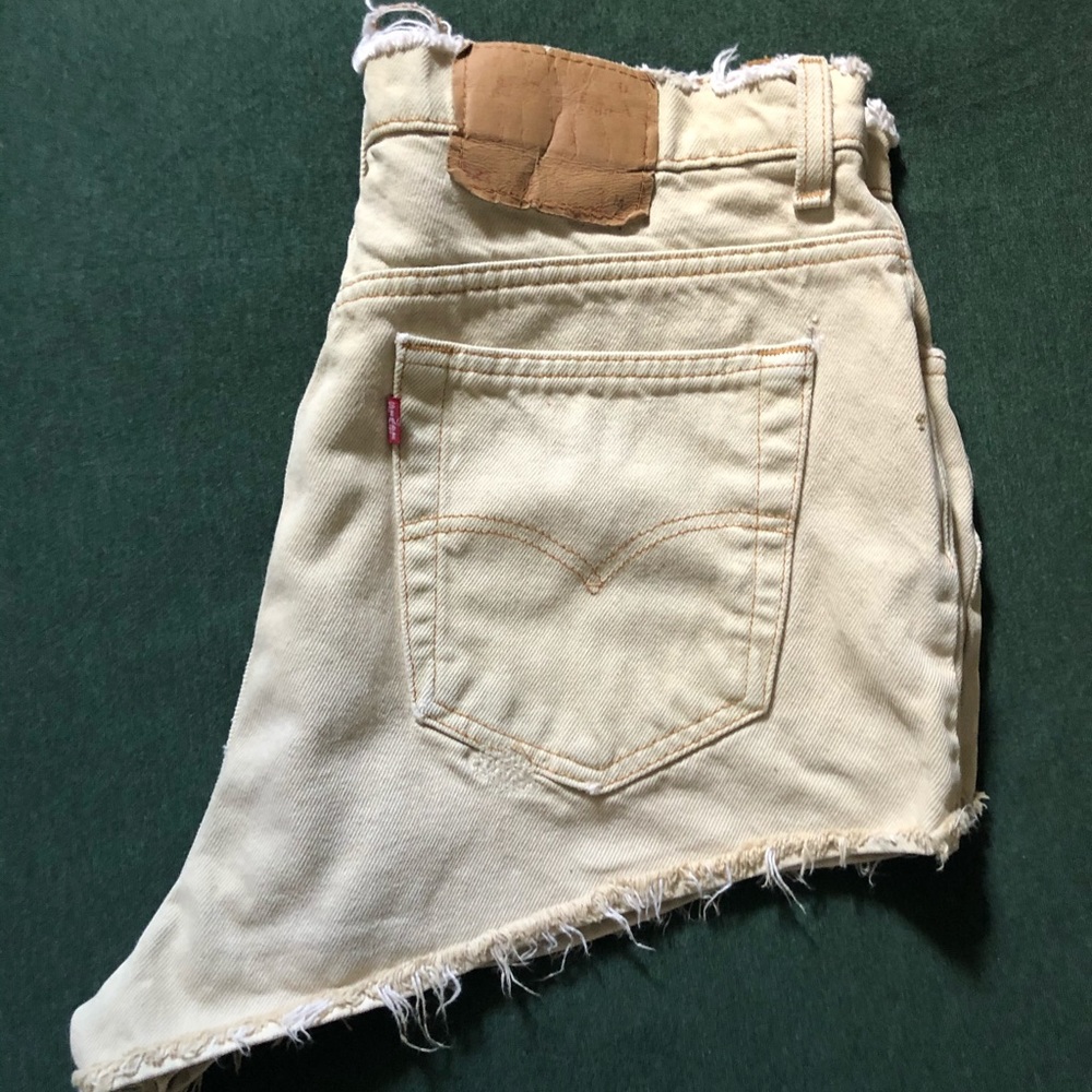 Levi’s frayed booty shorts ☀️
